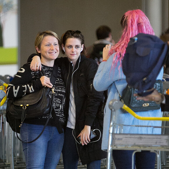 Kristen Stewart arrive à l'aéroport Roissy CDG le 25 octobre 2015.