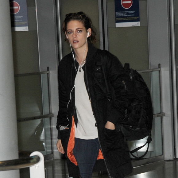 Kristen Stewart arrive à l'aéroport Roissy CDG le 25 octobre 2015.