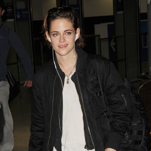 Kristen Stewart arrive à l'aéroport Roissy CDG le 25 octobre 2015.