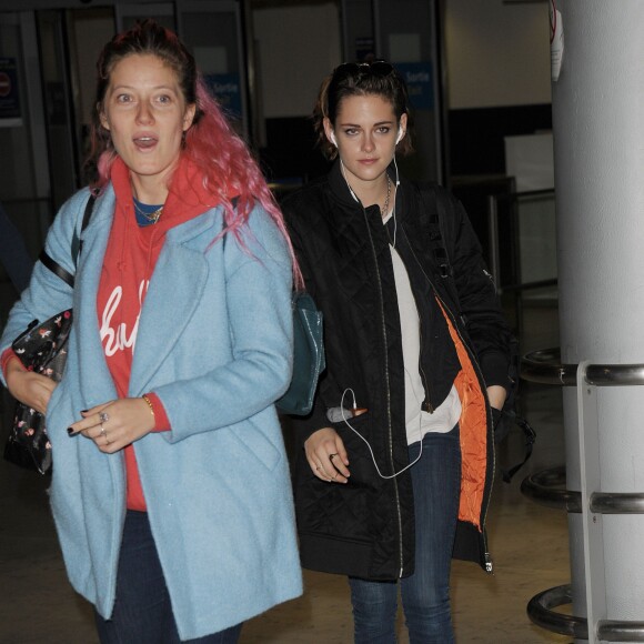 Kristen Stewart arrive à l'aéroport Roissy CDG le 25 octobre 2015.
