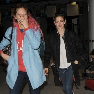 Kristen Stewart arrive à l'aéroport Roissy CDG le 25 octobre 2015.