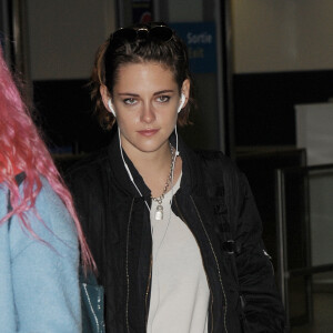 Kristen Stewart arrive à l'aéroport Roissy CDG le 25 octobre 2015.