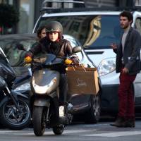 Kristen Stewart en tournage à Paris : En scooter et pas sereine