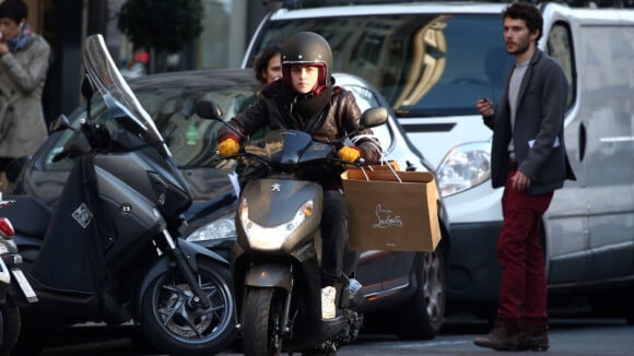 Kristen Stewart en tournage à Paris, dans Personal Shopper, d'Olivier Assayas.
