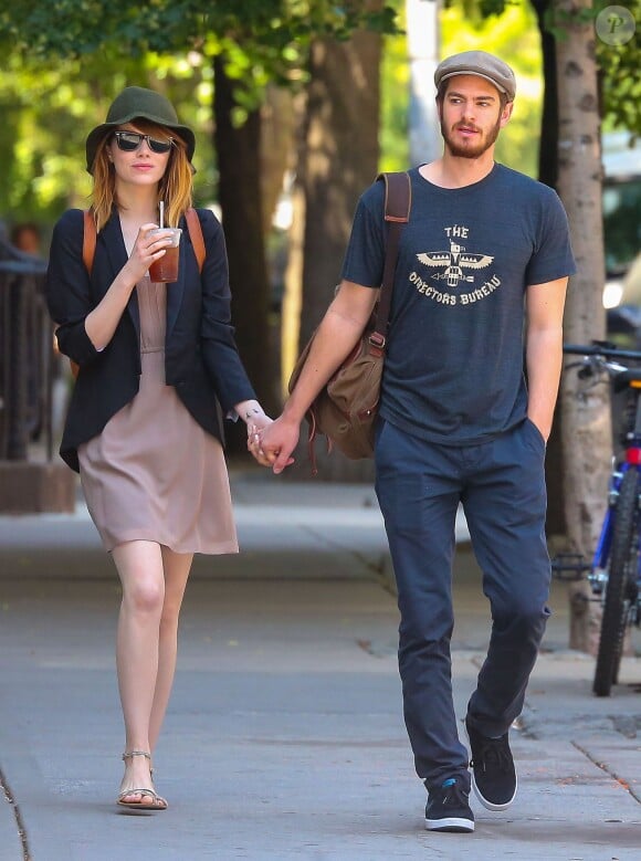 Emma Stone et son petit-ami Andrew Garfield se promènent main dans la main à New York, le 16 juin 2014.