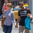 Emma Stone et son petit-ami Andrew Garfield font du shopping à New York, le 23 juin 2014.