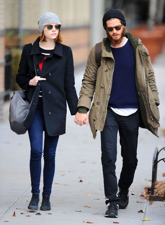 Emma Stone, mécontente de voir les photographes, et son compagnon Andrew Garfield se promènent main dans la main dans les rues de New York, après avoir déjeuné ensemble le 25 novembre 2014