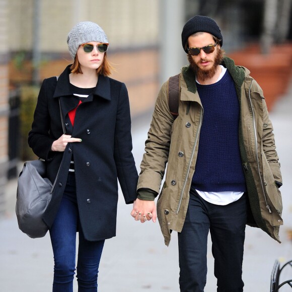 Emma Stone, mécontente de voir les photographes, et son compagnon Andrew Garfield se promènent main dans la main dans les rues de New York, après avoir déjeuné ensemble le 25 novembre 2014