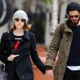 Emma Stone, mécontente de voir les photographes, et son compagnon Andrew Garfield se promènent main dans la main dans les rues de New York, après avoir déjeuné ensemble le 25 novembre 2014