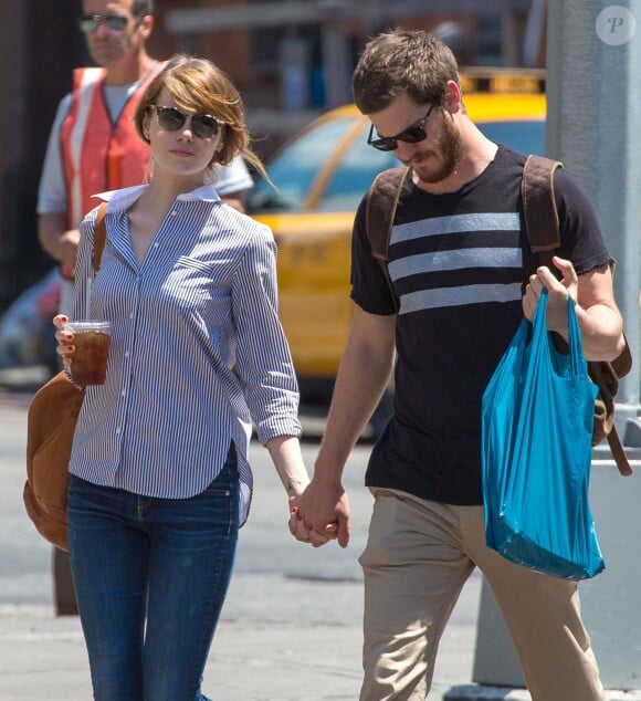 Emma Stone et son petit-ami Andrew Garfield font du shopping à New York, le 23 juin 2014.