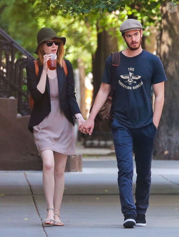 Emma Stone et son petit-ami Andrew Garfield se promènent main dans la main à New York, le 16 juin 2014.