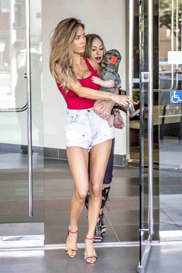 Sarah Stage et son fils James à Santa Monica, Los Angeles, le 9 septembre 2015