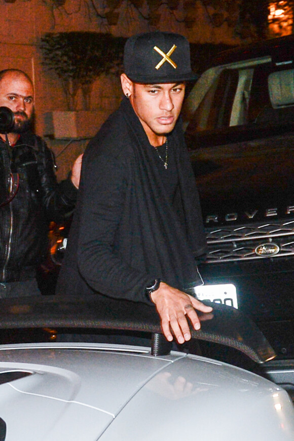 Neymar à la sortie du restaurant Paris à Sao Paulo, le 1er juillet 2015