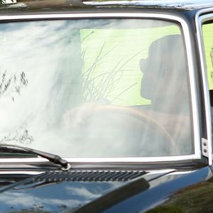 Olivier Martinez, pieds nus et sans son alliance, monte à bord de sa voiture (une BMW Classic) à Los Angeles, le 28 octobre 2015. Halle Berry a entamé une procédure de divorce après deux ans de mariage avec Olivier Martinez. 