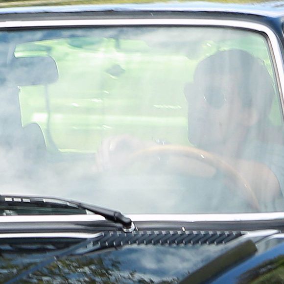Olivier Martinez, pieds nus et sans son alliance, monte à bord de sa voiture (une BMW Classic) à Los Angeles, le 28 octobre 2015. Halle Berry a entamé une procédure de divorce après deux ans de mariage avec Olivier Martinez. 