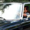 Olivier Martinez, pieds nus et sans son alliance, monte à bord de sa voiture (une BMW Classic) à Los Angeles, le 28 octobre 2015. Halle Berry a entamé une procédure de divorce après deux ans de mariage avec Olivier Martinez. 