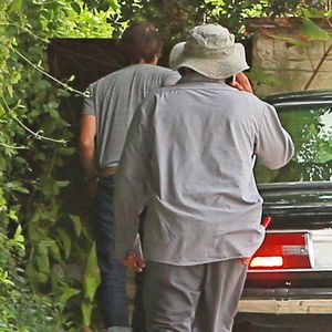 Olivier Martinez, pieds nus, monte à bord de sa voiture (une BMW Classic) à Los Angeles, le 28 octobre 2015.