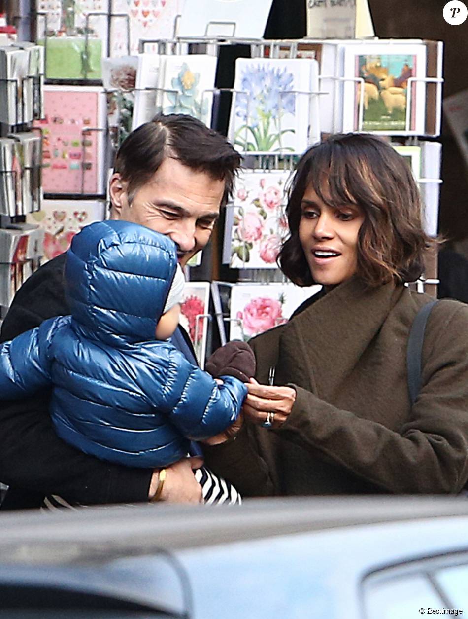 Olivier Martinez, sa femme Halle Berry et leur fils Maceo se promènent à Paris, le 20 décembre