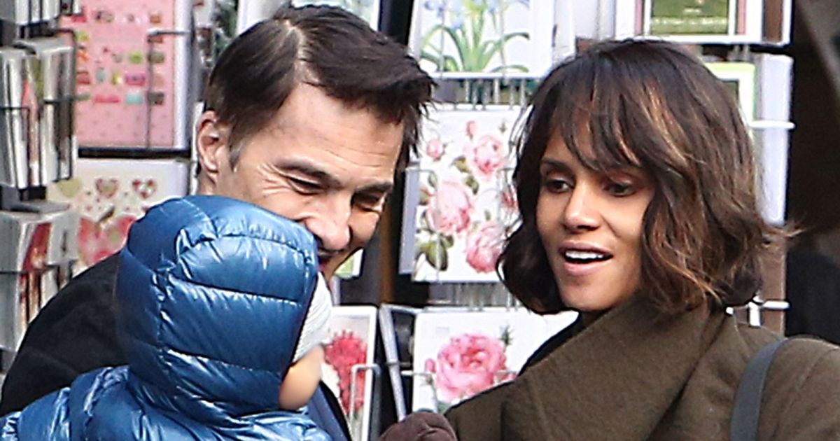 Olivier Martinez, sa femme Halle Berry et leur fils Maceo se promènent à Paris, le 20 décembre