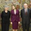 La reine Letizia d'Espagne (tailleur Hugo Boss) le 27 octobre 2015 lors d'audiences avec la Fondation ANAR et l'association des femmes dirigeantes au palais de la Zarzuela à Madrid.