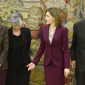 La reine Letizia d'Espagne (tailleur Hugo Boss) le 27 octobre 2015 lors d'audiences avec la Fondation ANAR et l'association des femmes dirigeantes au palais de la Zarzuela à Madrid.