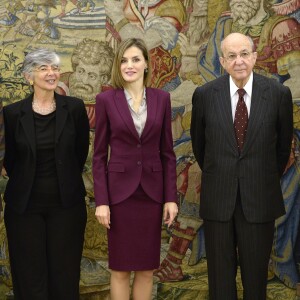 La reine Letizia d'Espagne (tailleur Hugo Boss) le 27 octobre 2015 lors d'audiences avec la Fondation ANAR et l'association des femmes dirigeantes au palais de la Zarzuela à Madrid.