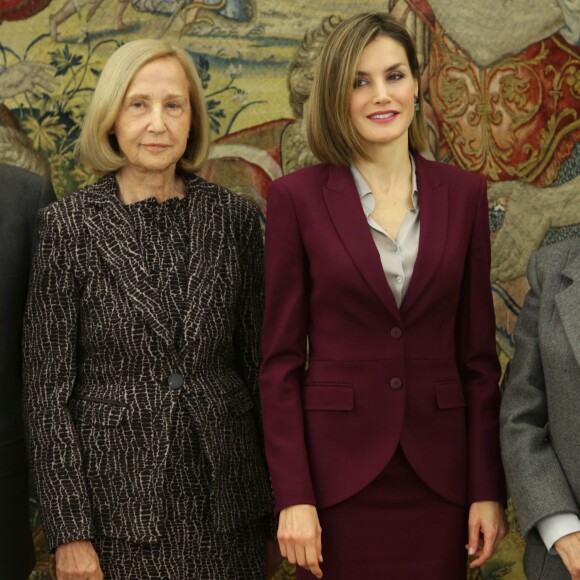 La reine Letizia d'Espagne (tailleur Hugo Boss) le 27 octobre 2015 lors d'audiences avec la Fondation ANAR et l'association des femmes dirigeantes au palais de la Zarzuela à Madrid.