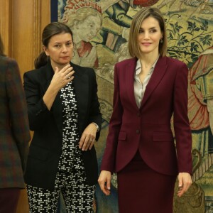 La reine Letizia d'Espagne (tailleur Hugo Boss) le 27 octobre 2015 lors d'audiences avec la Fondation ANAR et l'association des femmes dirigeantes au palais de la Zarzuela à Madrid.