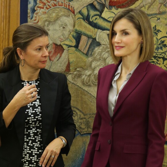 La reine Letizia d'Espagne (tailleur Hugo Boss) le 27 octobre 2015 lors d'audiences avec la Fondation ANAR et l'association des femmes dirigeantes au palais de la Zarzuela à Madrid.