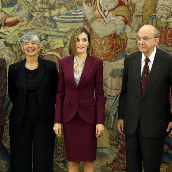 La reine Letizia d'Espagne (tailleur Hugo Boss) le 27 octobre 2015 lors d'audiences avec la Fondation ANAR et l'association des femmes dirigeantes au palais de la Zarzuela à Madrid.