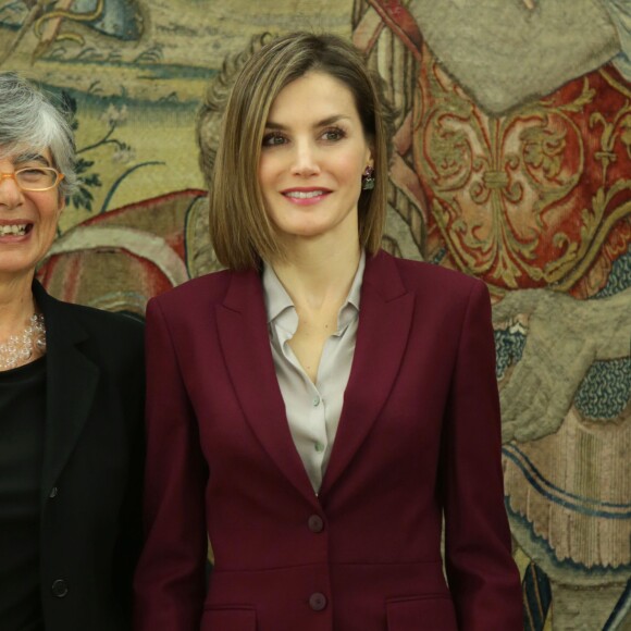 La reine Letizia d'Espagne (tailleur Hugo Boss) le 27 octobre 2015 lors d'audiences avec la Fondation ANAR et l'association des femmes dirigeantes au palais de la Zarzuela à Madrid.