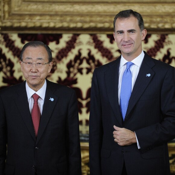 Le roi Felipe VI d'Espagne et Ban Ki-moon le 29 octobre 2015 à une cérémonie commémorant les 70 ans de l'Organisation des Nations unies (ONU) et les 60 ans de l'entrée de l'Espagne dans ses rangs, au palais royal à Madrid.