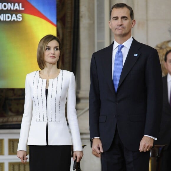 La reine Letizia et le roi Felipe VI d'Espagne prenaient part le 29 octobre 2015 à une cérémonie commémorant les 70 ans de l'Organisation des Nations unies (ONU) et les 60 ans de l'entrée de l'Espagne dans ses rangs, au palais royal à Madrid.