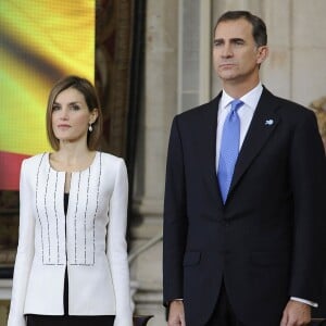 La reine Letizia et le roi Felipe VI d'Espagne prenaient part le 29 octobre 2015 à une cérémonie commémorant les 70 ans de l'Organisation des Nations unies (ONU) et les 60 ans de l'entrée de l'Espagne dans ses rangs, au palais royal à Madrid.