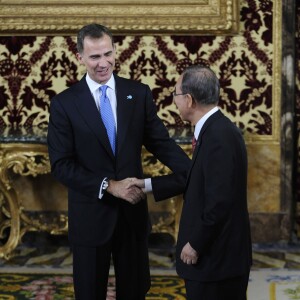 Le roi Felipe VI d'Espagne et Ban Ki-moon le 29 octobre 2015 à une cérémonie commémorant les 70 ans de l'Organisation des Nations unies (ONU) et les 60 ans de l'entrée de l'Espagne dans ses rangs, au palais royal à Madrid.