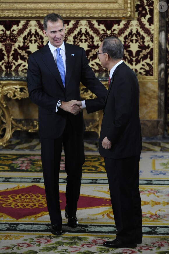 Le roi Felipe VI d'Espagne et Ban Ki-moon le 29 octobre 2015 à une cérémonie commémorant les 70 ans de l'Organisation des Nations unies (ONU) et les 60 ans de l'entrée de l'Espagne dans ses rangs, au palais royal à Madrid.