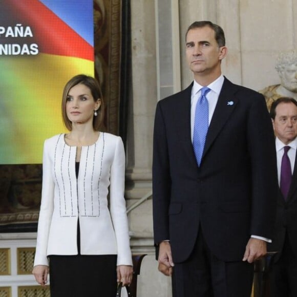 La reine Letizia et le roi Felipe VI d'Espagne prenaient part le 29 octobre 2015 à une cérémonie commémorant les 70 ans de l'Organisation des Nations unies (ONU) et les 60 ans de l'entrée de l'Espagne dans ses rangs, au palais royal à Madrid.