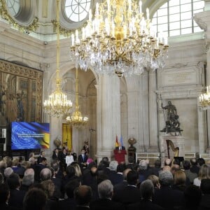 La reine Letizia et le roi Felipe VI d'Espagne prenaient part le 29 octobre 2015 à une cérémonie commémorant les 70 ans de l'Organisation des Nations unies (ONU) et les 60 ans de l'entrée de l'Espagne dans ses rangs, au palais royal à Madrid.