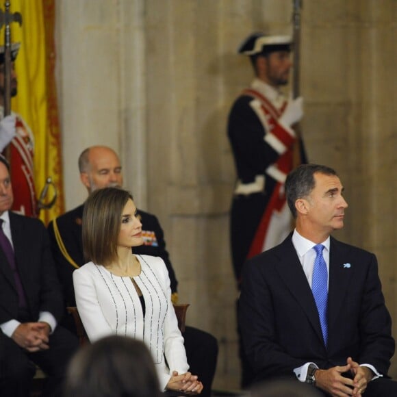 La reine Letizia et le roi Felipe VI d'Espagne prenaient part le 29 octobre 2015 à une cérémonie commémorant les 70 ans de l'Organisation des Nations unies (ONU) et les 60 ans de l'entrée de l'Espagne dans ses rangs, au palais royal à Madrid.