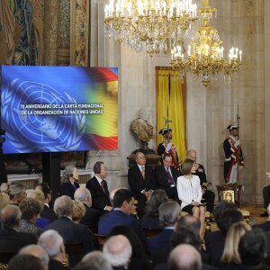 La reine Letizia et le roi Felipe VI d'Espagne prenaient part le 29 octobre 2015 à une cérémonie commémorant les 70 ans de l'Organisation des Nations unies (ONU) et les 60 ans de l'entrée de l'Espagne dans ses rangs, au palais royal à Madrid.