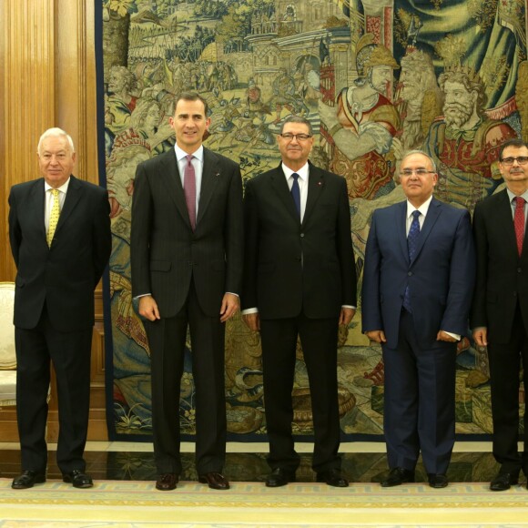 Le roi Felipe VI d'Espagne reçoit le chef du gouvernement tunisien Habib Essid au palais de la Zarzuela à Madrid le 27 octobre 2015.