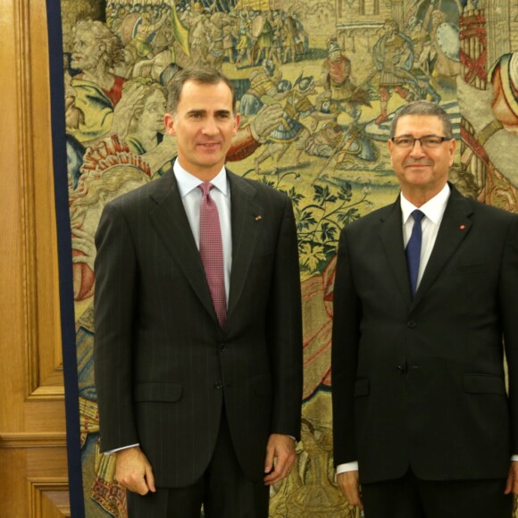 Le roi Felipe VI d'Espagne reçoit le chef du gouvernement tunisien Habib Essid au palais de la Zarzuela à Madrid le 27 octobre 2015.