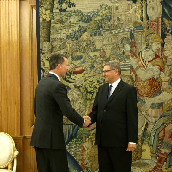 Le roi Felipe VI d'Espagne reçoit le chef du gouvernement tunisien Habib Essid au palais de la Zarzuela à Madrid le 27 octobre 2015.