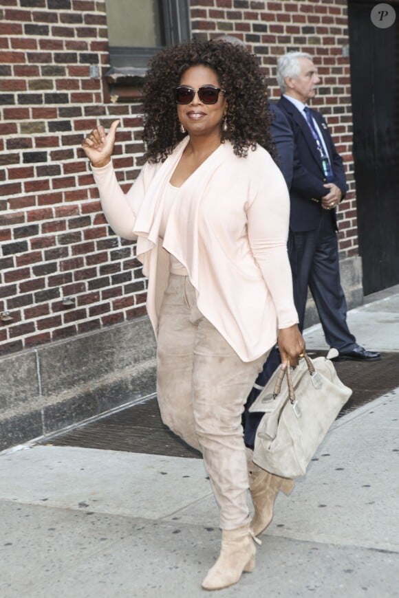 Oprah Winfrey arrive à l'enregistrement de The Late Show With Stephen Colbert à New York, le 15 octobre 2015