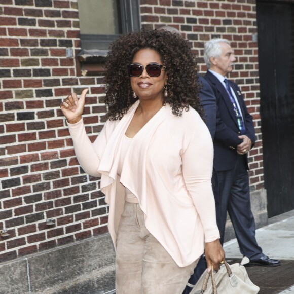 Oprah Winfrey arrive à l'enregistrement de The Late Show With Stephen Colbert à New York, le 15 octobre 2015