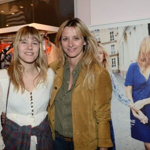 Exclusif - Sarah Lavoine et sa fille Yasmine - Vernissage du nouveau design éphémère de la boutique Comptoir Des Cotonniers de Saint-Sulpice à Paris, le 9 avril 2015. S.Lavoine, l'égérie Comptoir Des Cotonniers Printemps-Eté 2015, signe cette installation estivale avec un mobilier contemporain, des luminaires, tapis et paniers en paille... Et bien évidemment, le "bleu Sarah" sera partout, en parfaite harmonie avec la palette indigo de la collection Comptoir.  No web/No blog pour Belgique/Suisse.09/04/2015 - Paris