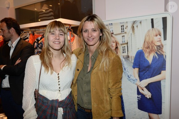 Exclusif - Sarah Lavoine et sa fille Yasmine - Vernissage du nouveau design éphémère de la boutique Comptoir Des Cotonniers de Saint-Sulpice à Paris, le 9 avril 2015. S.Lavoine, l'égérie Comptoir Des Cotonniers Printemps-Eté 2015, signe cette installation estivale avec un mobilier contemporain, des luminaires, tapis et paniers en paille... Et bien évidemment, le "bleu Sarah" sera partout, en parfaite harmonie avec la palette indigo de la collection Comptoir.  No web/No blog pour Belgique/Suisse.09/04/2015 - Paris