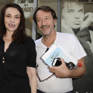 Béatrice Dalle et Jean-Hugues Anglade visitant l'exposition "Béatrice Dalle par Rémi Loca" lors du 8e Festival du Film Francophone d'Angoulême, le 29 août 2015.