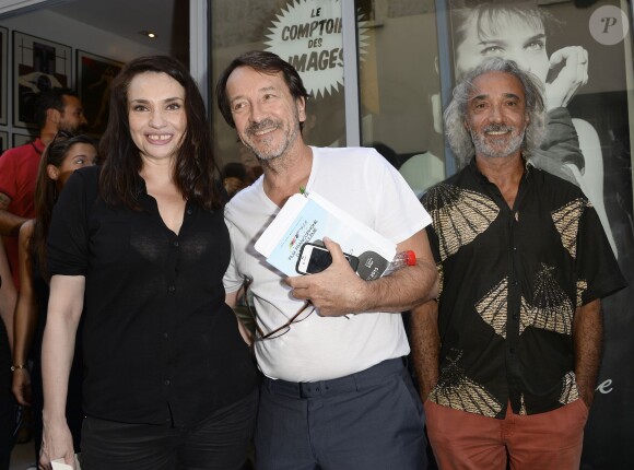 Béatrice Dalle, Jean-Hugues Anglade et Rémi Loca visitant l'exposition "Béatrice Dalle par Rémi Loca" lors du 8e Festival du Film Francophone d'Angoulême, le 29 août 2015.