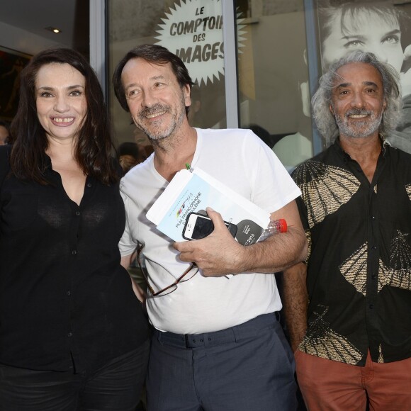 Béatrice Dalle, Jean-Hugues Anglade et Rémi Loca visitant l'exposition "Béatrice Dalle par Rémi Loca" lors du 8e Festival du Film Francophone d'Angoulême, le 29 août 2015.